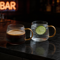 Mug Kopi Koktail Bergaris 450ml 15oz Langsung dari Pabrik, Cangkir Kaca Vintage Bergaris Vertikal untuk Kopi Latte Teh dengan Gagang Berwarna