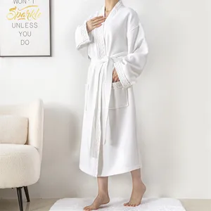 Jubah mandi hotel putih LOGO dapat diatur, set sandal jubah mandi katun 100%, jubah mandi uniseks