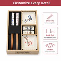 Baguettes japonaises en bois à motifs floraux, 2 paires, avec repose-baguettes en céramique et coupelles à sauce soja, dans un coffret cadeau en bois