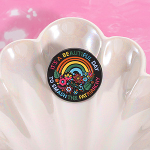 Lettera di frase inglese creativa spilla rotonda fiori arcobaleno <span class=keywords><strong>è</strong></span> una <span class=keywords><strong>bella</strong></span> giornata per rompere la spilla in smalto patriarcato - Product Image 4