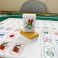 Tersedia Grosir Set Mahjong Amerika 4 Lapis Warna Kuning Jahe dengan Ukiran Crane, Termasuk Dadu Gratis dan Kantong Portabel