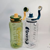 손잡이와 잠금장치가 있는 플라스틱 물병 2L