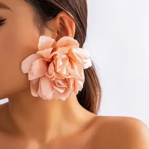 Orecchini a fiore in tessuto soffice esagerato grandi orecchini pendenti con fiori di stoffa da donna 2023 gioielli con orecchini a bottone alla moda (KER699)