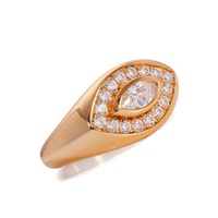 Bague signet Gemnel classique en laiton plaqué or avec pierres blanches en oxyde de zirconium pavé et motif œil maléfique