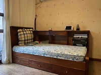 Lit simple moderne en bois massif pour enfants avec bibliothèque intégrée et plateforme de rangement, écologique, idéal pour les petites chambres