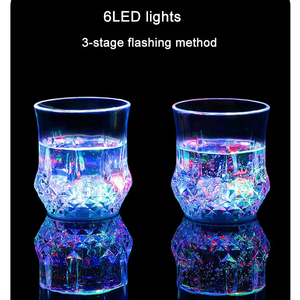 Bicchieri LED a Forma di Ananas Riciclabili, Bicchieri Luminosi <span class=keywords><strong>per</strong></span> <span class=keywords><strong>Feste</strong></span>, Compleanni, Discoteche, Bar, DJ, Rave, Matrimoni e Decorazioni <span class=keywords><strong>per</strong></span> <span class=keywords><strong>Feste</strong></span> - Product Image 3