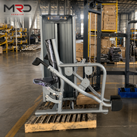 Máquina comercial de tríplice cabezal con selector para ejercicios de fuerza de brazos, ideal para gimnasios y clubes de fitness.
