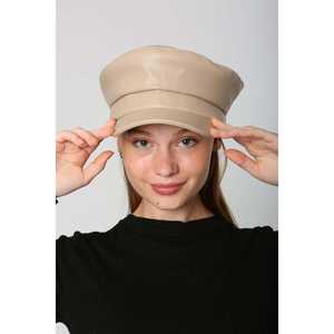 Casquette de sport élégante et moderne en cuir synthétique beige avec large bord et détails de couture - Modèle SPK1127 - Product Image 4