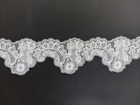 Dentelle Chantilly à motif floral baroque, bordure festonnée simple, broderie rétro élégante, maille blanche douce non élastique