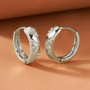 E4664 Orecchini in oro bianco con diamanti da donna, classici, con taglio rotondo brillante, colore D naturale, gioielli raffinati - Product Image 4