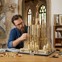 86388 Modelo de Arquitectura de la Sagrada Familia de Barcelona Medieval, Bloques de Construcción Modulares, Regalos para Adultos, 10328 Piezas