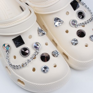 Breloques de chaussures punk en métal argenté pour Crocs, décorations de bijoux scintillants en diamant pour femmes et filles, accessoires pour sabots et sandales - Product Image 3