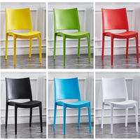 Chaise de salle à manger de loisirs en plein air empilable Chaise de bar en plastique épais simple pour une utilisation intérieure et extérieure
