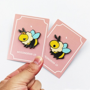 เข็มกลัดรูปผีเสื้อน่ารักสไตล์การ์ตูนสำหรับเด็กนักเรียน ป้ายชื่อแม่เหล็กติดเสื้อ ป้ายชื่อโรงเรียน เข็มกลัดเคลือบสีสันสดใส - Product Image 4