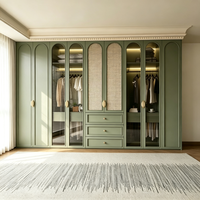 Armoire de style vintage avec tissage en rotin et portes en verre, armoire cintrée sur mesure pour la chambre à coucher