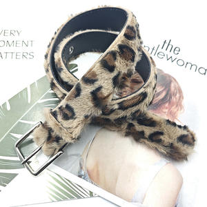 Hottie Retro Trendy Gargantilla Cinturón para diseño de estampado de leopardo en forma de ojo de felpa rosa con material de PU - Product Image 5