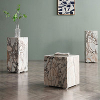 Table basse en marbre de luxe, table d'appoint carrée en bloc de pierre moderne, présentoir, socle en marbre Calacatta