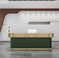 Comptoir de réception moderne incurvé en MDF avec panneau à lattes, comptoir d'accueil de luxe pour hôtel, salon, bijouterie, bureau, centre commercial, fabriqué en Chine