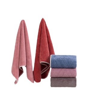 Serviette de toilette en polaire corail rayée 75x35cm, absorbante et douce, pour usage domestique - Product Image 3