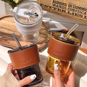 Vaso de vidrio elegante con pajita y tapa para bebidas frías de 500 ml - Product Image 1