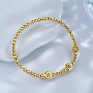 <span class=keywords><strong>Bracelet</strong></span> Élastique Minimaliste et Élégant à Trois Pierres Rondes Polies en Or Jaune 18K avec Diamants de Laboratoire pour Femme – Vente en Gros - Product Image 3