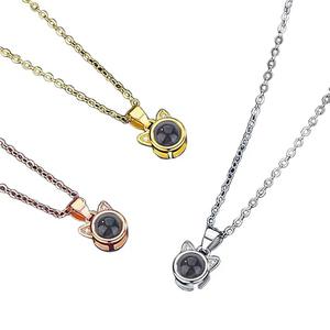 Nuevo collar <span class=keywords><strong>de</strong></span> gato <span class=keywords><strong>de</strong></span> estilo europeo y americano con colgante <span class=keywords><strong>de</strong></span> proyección <span class=keywords><strong>de</strong></span> idioma 100 y personalización <span class=keywords><strong>de</strong></span> imagen <span class=keywords><strong>de</strong></span> color <span class=keywords><strong>de</strong></span> alta definición - Product Image 3