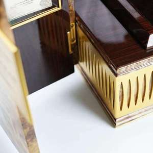 Caja de Exhibición de Whisky y Vodka de Lujo Hecha a Mano y Personalizada, Construcción en MDF, Acabado en Laca Piano, Diseño de Doble Puerta, Rectangular - Product Image 5