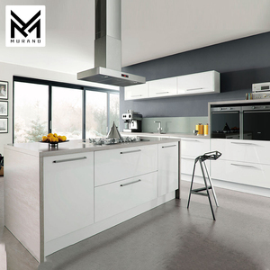 <span class=keywords><strong>Cocina</strong></span> Italiana Moderna Personalizada de Alto Brillo con Gabinetes Modulares en Contraste Blanco y Negro con Isla y Electrodomésticos Integrados - Product Image 2