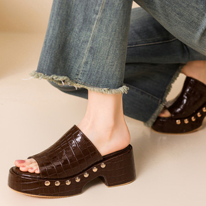 Sandales à talons compensés bas pour femmes, grandes tailles 46, imprimé pierre, en cuir verni, à plateforme épaisse et clous métalliques - Product Image 1