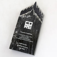 Plaque de trophée souvenir en marbre noir gravée sur mesure de haute qualité en forme de sommet de montagne