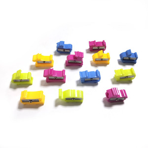 Taille-crayons simple en plastique multicolores à un trou, différents styles, emballage en vrac pour usine - Product Image 2