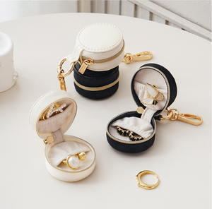 Mini Joyero Portátil de Cuero para Aretes, Anillos y Colgantes - Estuche Simple con Llavero para Guardar en Viajes - Product Image 3