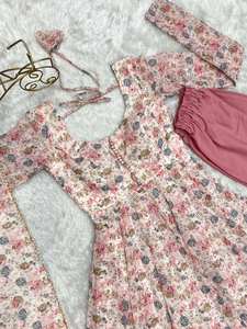 Elegante Kurti Anarkali Tradicional de Chifón con Estampado Floral, Pantalón y Dupatta con Bordado de Lentejuelas, Ideal para Celebraciones Culturales - Product Image 2