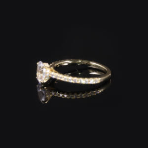 <span class=keywords><strong>Bague</strong></span> en <span class=keywords><strong>or</strong></span> massif 18 carats avec diamant de laboratoire certifié ovale pavé minimaliste délicat 5x7mm, vente en gros de bijoux glamour - Product Image 5