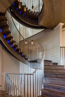 Solution d'escalier intérieur haut de gamme sur mesure pour villa moderne, résidence duplex, escalier en colimaçon en bois