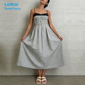 Fabricant de vêtements - Robe mi-longue en popeline de coton légère et respirante à carreaux gingham personnalisée pour femmes - Product Image 1
