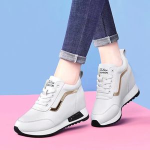 Baskets compensées discrètes pour femmes, chaussures de marche à plateforme tendance, noires et dorées, rehaussantes, décontractées - Product Image 4