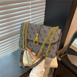 Bolso bandolera Chain <span class=keywords><strong>Guess</strong></span> <span class=keywords><strong>con</strong></span> diseño clásico de monograma, un bolso cruzado versátil. - Product Image 3