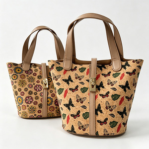Borsa a Secchiello in Sughero con Stampa Insetti Eco-Friendly, Borsa a Mano in Pelle Vegana per Donna - Product Image 2