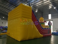 Aire de jeux gonflable géante et murs d'escalade pour enfants, thème océan, avec des motifs de souris, pieuvre, ballons, colonne, château, ours, canard et des motifs de dessins animés joyeux