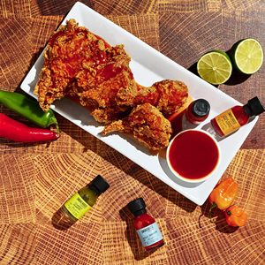 Set de Regalo de Salsas Picantes Modernas y Exclusivas Smokehouse: Sabores a Ajo, Hierbas, Tocino, Habanero Extremo y Pimiento Fantasma, 20 Piezas - Product Image 4