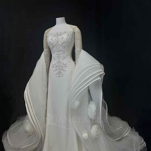 Robe de mariée de luxe moderne Nt27 en satin avec appliques, traîne chapelle, blanche, style robe de bal - Product Image 3