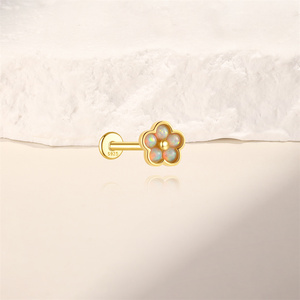 Pendiente de Plata de Ley S925 Chapado en Oro con Diseño Floral y Ópalo, Roscado Internamente - Product Image 3