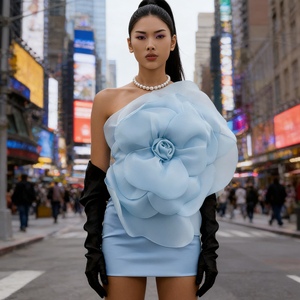 Robe mini asymétrique à fleurs pour femme - Haut tendance avec appliques florales 3D - Product Image 2