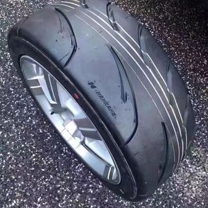 Pneumatici per Auto di Alta Qualità: 245/40ZR18 97Y. Questi pneumatici sono per ruote da corsa e sono lisci, senza camera d'aria. - Product Image 1