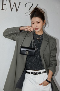 Pochette da Sera in Vera Pelle di Lusso per Donne, Borsa a Tracolla Strutturata di Design con Catena, Elegante Borsetta da Cerimonia - Product Image 2