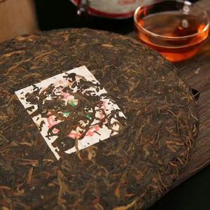 1996 vieux thé de chine thé puerh cru 357 grammes Yunnan <span class=keywords><strong>qi</strong></span> <span class=keywords><strong>zi</strong></span> <span class=keywords><strong>bing</strong></span> <span class=keywords><strong>cha</strong></span> gâteau de thé puer mûr non fermenté - Product Image 3