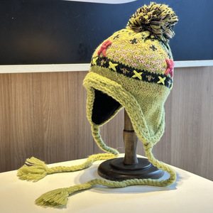 Chapeau tricoté avec oreillettes, pompon et pompon en frange, beige, chaud et coupe-vent pour l'hiver, pour femmes, style décontracté, circonférence de la tête 56-58 cm - Product Image 4