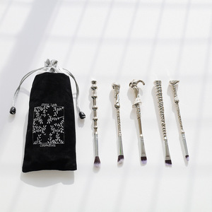 Nuevo Set <span class=keywords><strong>de</strong></span> 5 <span class=keywords><strong>Brochas</strong></span> <span class=keywords><strong>de</strong></span> <span class=keywords><strong>Maquillaje</strong></span> Plateadas para Rostro, Ojos y Polvo Suelto, Herramientas <span class=keywords><strong>de</strong></span> Belleza al por Mayor, <span class=keywords><strong>Brochas</strong></span> <span class=keywords><strong>de</strong></span> <span class=keywords><strong>Maquillaje</strong></span> Personalizadas - Product Image 3