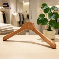 Cintre en bois marron de luxe premium, lisse, personnalisable, pour magasin et boutique